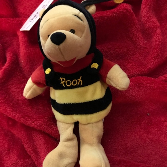 DISNEY’S MINI BEAN BAG BUMBLE BEE POOH (8”) - Picture 3 of 4